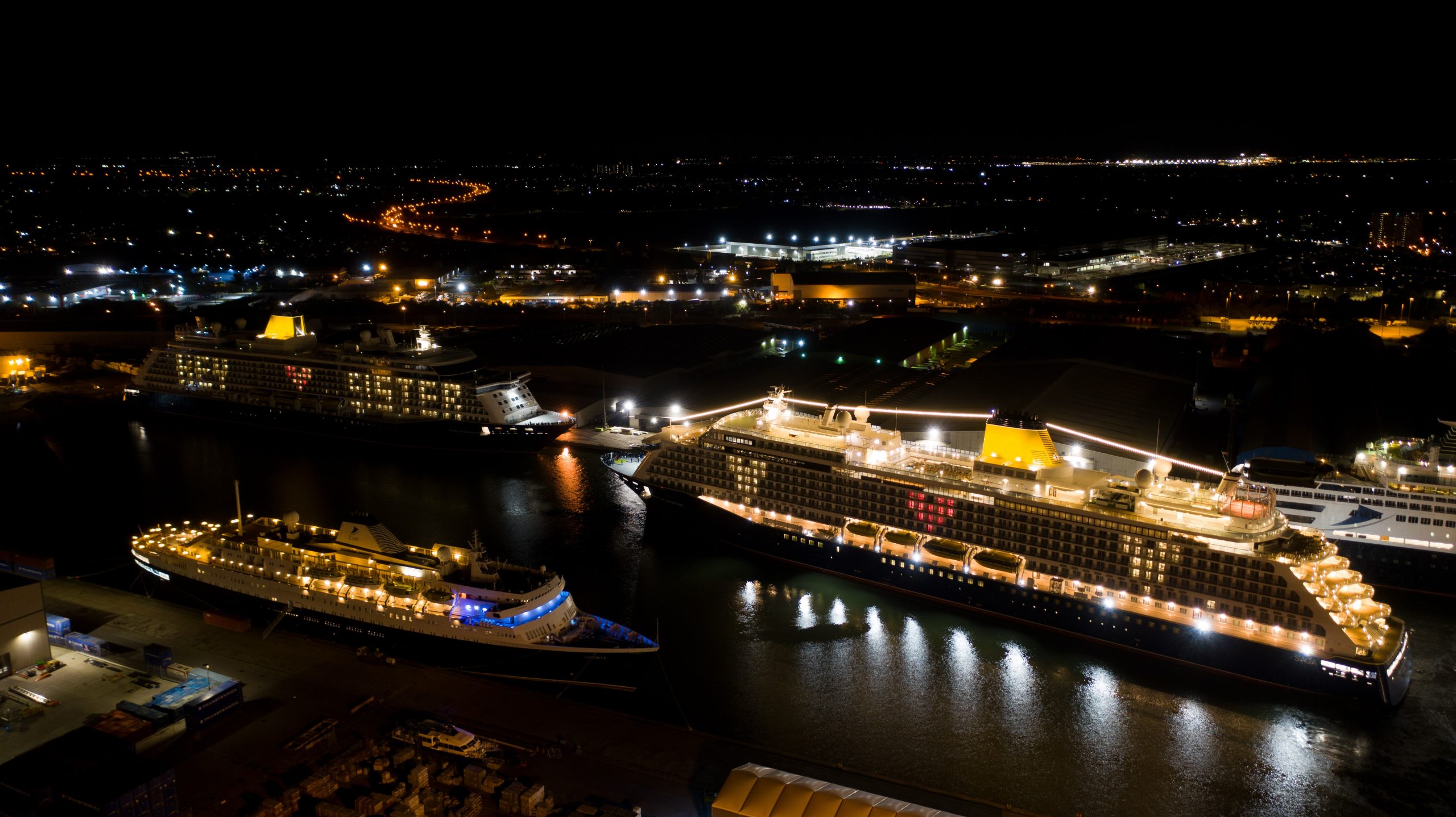 Spirit of Adventure arrives Tilbury with Spirit of Discovery