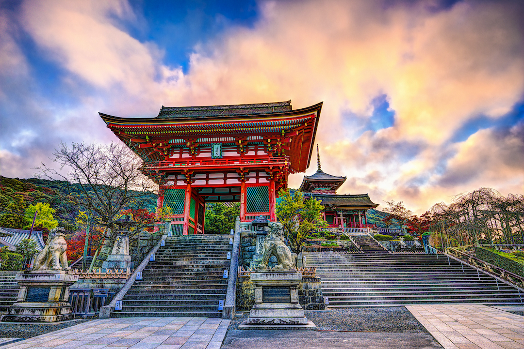 Kiyomizu-dera_Temple_Gate_Kyoto_ Japan.