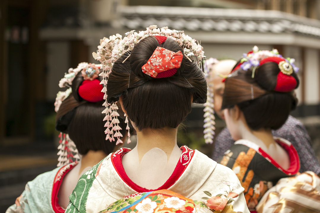 Geisha_in_Kyoto_Cruise_Blondes